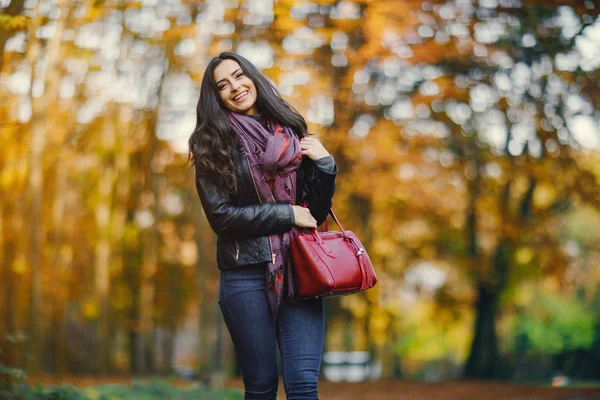 Brunetka dziewczyna relaks w parku — Zdjęcie stockowe