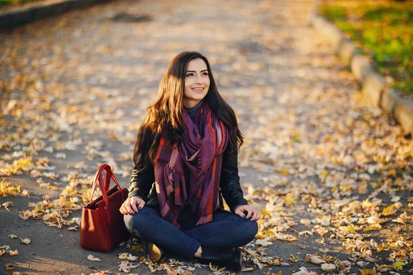 Brunette meisje ontspannen in het park — Stockfoto