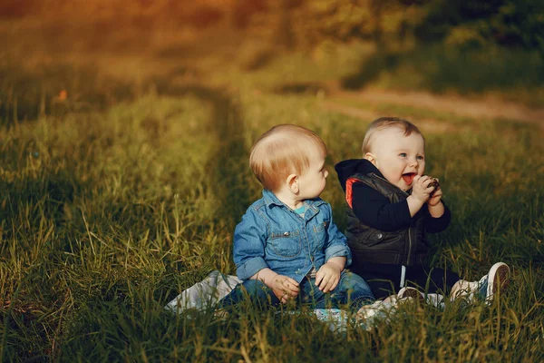 Kinderen in het gras — Stockfoto