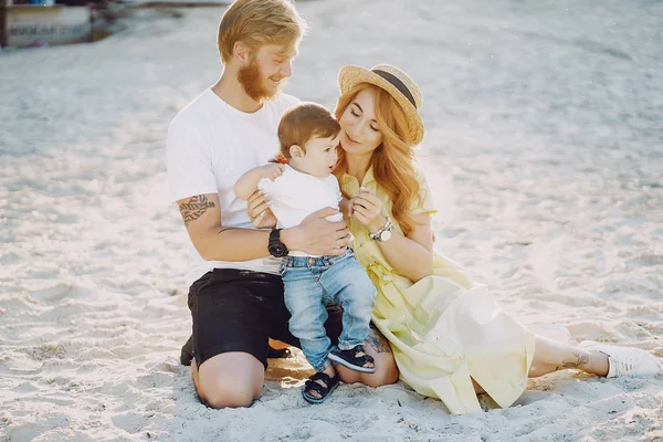 Hermosa Mujer Pelirroja Con Marido Hijo Maravilloso Sentado Una Playa —  Fotos de Stock