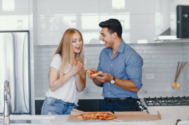 bir pizza yemek çift