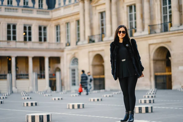 Fille élégante marchant à travers Paris — Photo