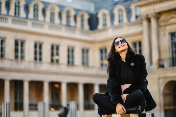 Girl sitting at a landmark in paris — Stock Photo, Image