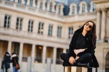 Paris'te bir dönüm noktası, oturan kız