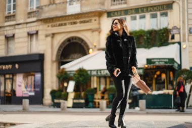 Paris'i keşfetmek kız tek başına Fransa