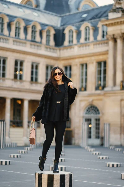 Menina explorando Paris França por si só — Fotografia de Stock