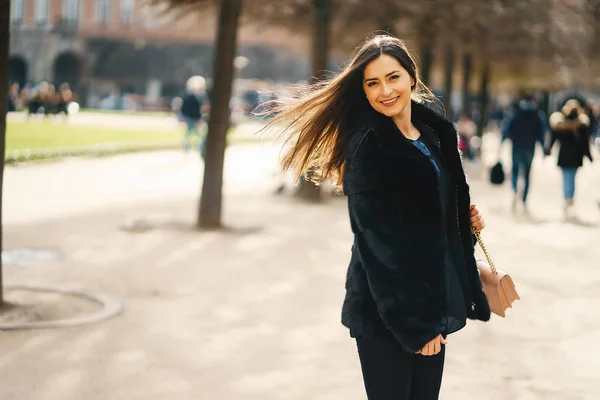 Fille se promenant dans les rues et la ville de Paris — Photo