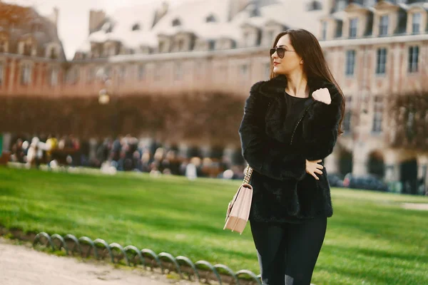 Дівчина, що йде aroung вулиці і місто Париж — стокове фото
