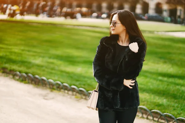 Fille se promenant dans les rues et la ville de Paris — Photo