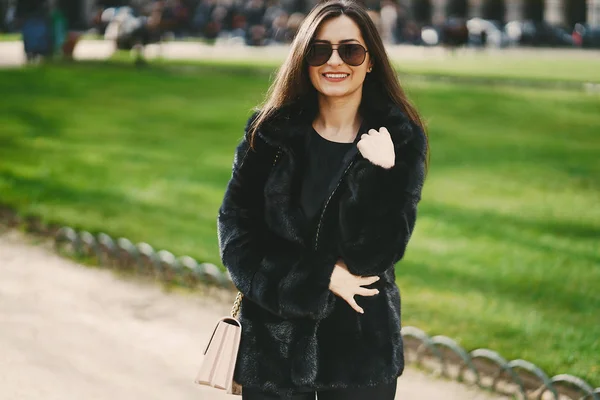 Niña caminando por las calles y la ciudad de París — Foto de Stock