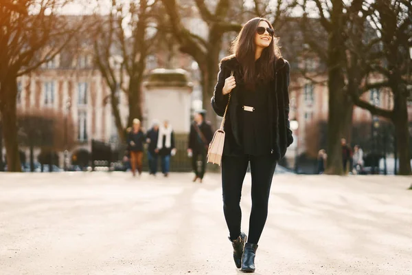 Fille se promenant dans les rues et la ville de Paris — Photo