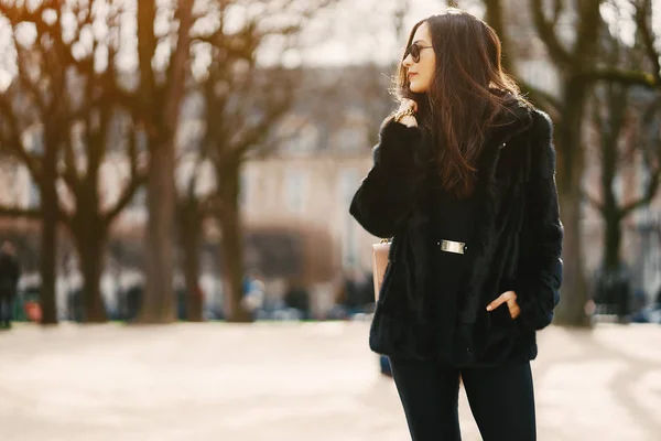 Girl walking aroung the streets and the city of Paris — Stock Photo, Image