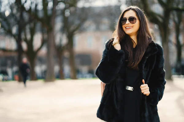 Niña caminando por las calles y la ciudad de París — Foto de Stock