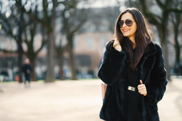 Fille se promenant dans les rues et la ville de Paris — Photo