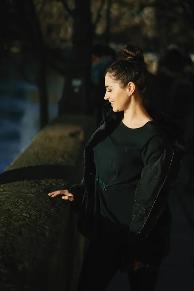 Girl walking aroung the streets and the city of Paris — Stock Photo, Image