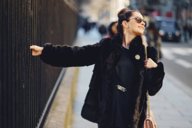 Kız aroung sokakları ve Paris şehir yürüyüş