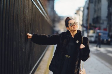 Kız aroung sokakları ve Paris şehir yürüyüş