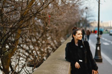 Kız aroung sokakları ve Paris şehir yürüyüş