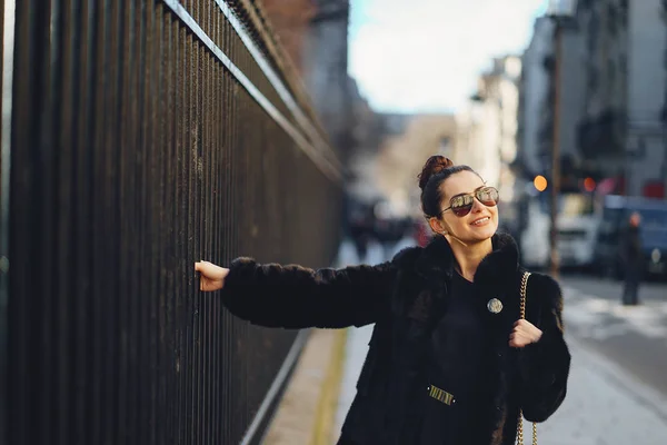 Girl walking aroung the streets and the city of Paris — Stock Photo, Image