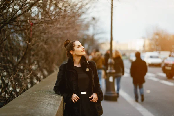 Niña caminando por las calles y la ciudad de París —  Fotos de Stock