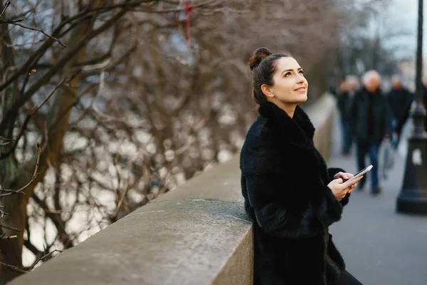 Kobieta za pomocą jej telefon komórkowy podczas spaceru przez Paryż — Zdjęcie stockowe