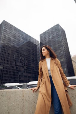 Kadın Chicago sokaklarında yürüyor.