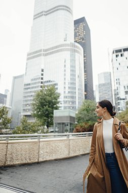 Kadın Chicago sokaklarında yürüyor.