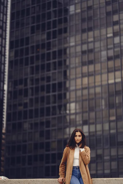 Mujer camina por las calles de Chicago —  Fotos de Stock