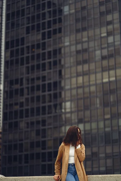 Женщина ходит по улицам Чикаго — стоковое фото