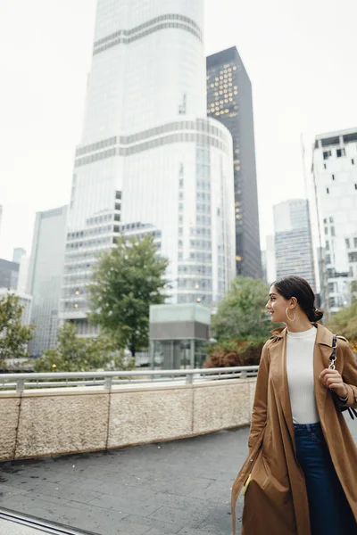 Kadın Chicago sokaklarında yürüyor.