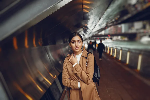 Woman walks the streets of Chicago — Stock Photo, Image