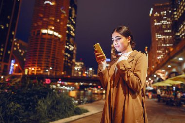 Geceleri telefonla konuşan bir kız.