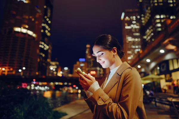 Menina à noite com telefone — Fotografia de Stock