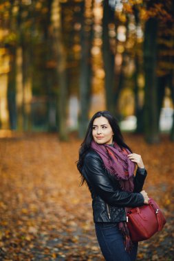 esmer kız rahatlatıcı parkta