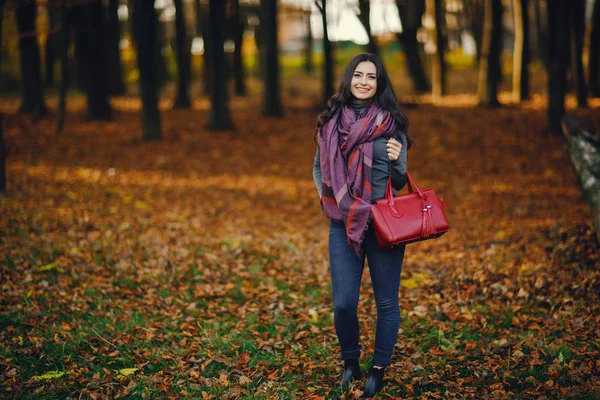 Brunetka dziewczyna relaks w parku — Zdjęcie stockowe