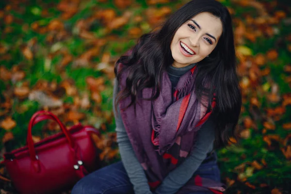 Brunette meisje ontspannen in het park — Stockfoto