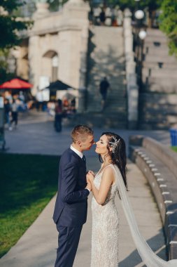 Bir şehirde düğün.