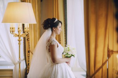 Gelin yakın pencere