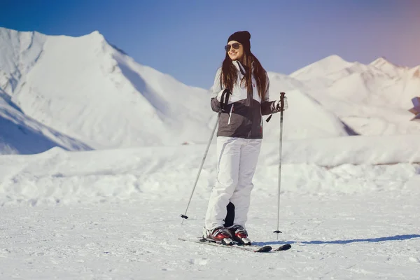 Flicka med skida — Stockfoto