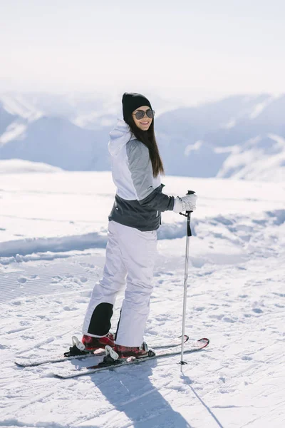Jeune Active Brunette Ski Dans Les Montagnes Enneigées — Photo