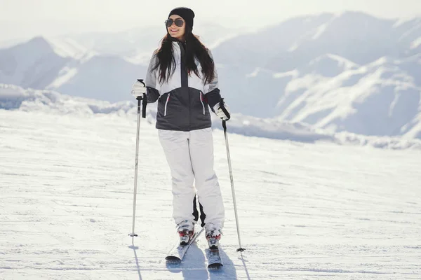 Mädchen mit Ski — Stockfoto
