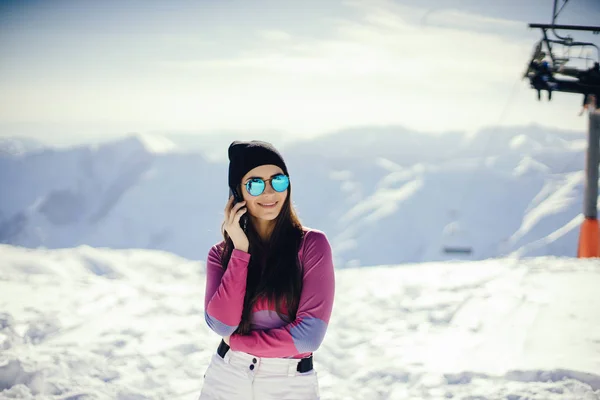 Flicka nära berg — Stockfoto