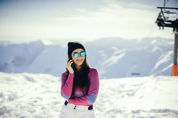 Mädchen in der Nähe von Bergen — Stockfoto