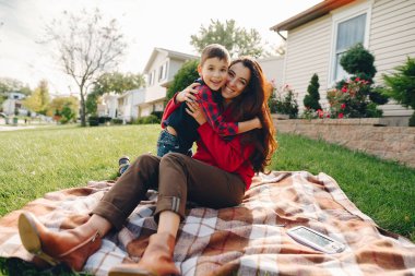 Güzel anne ile küçük oğlu