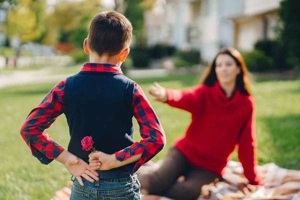 Mooie moeder met kleine zoon — Stockfoto