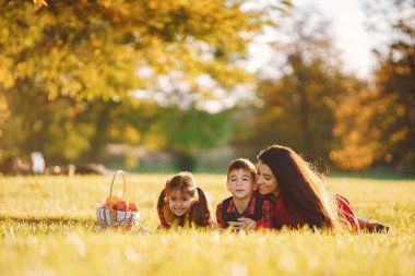 Küçük çocukları olan güzel bir anne.