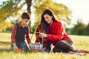 Küçük çocukları olan güzel bir anne.