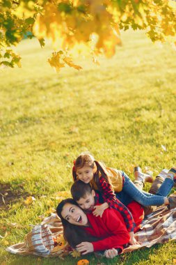 Küçük çocukları olan güzel bir anne.