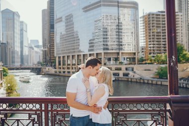 Sevgi dolu çift Chicago'da yürür