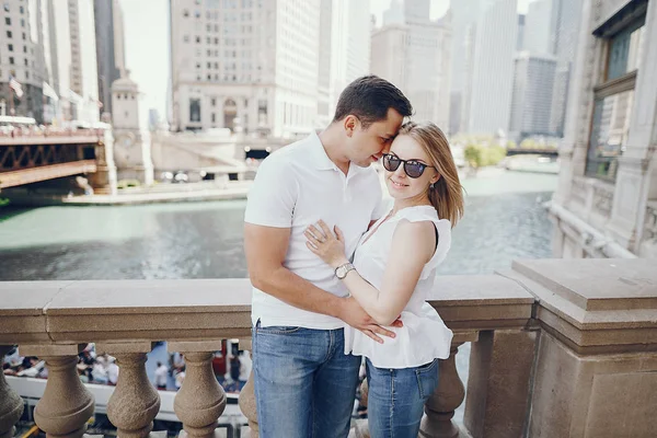 Amor pareja paseos en Chicago — Foto de Stock